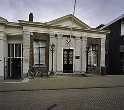 Voorgevel met wapensteen boven ingangspartij - Sliedrecht - 20370830 - RCE